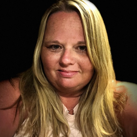 Meet your Posher, Stephanie - Picture 2 of 3